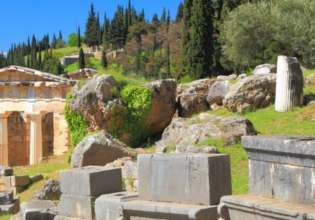 Two Day Delphi & Meteora Tour from Athens